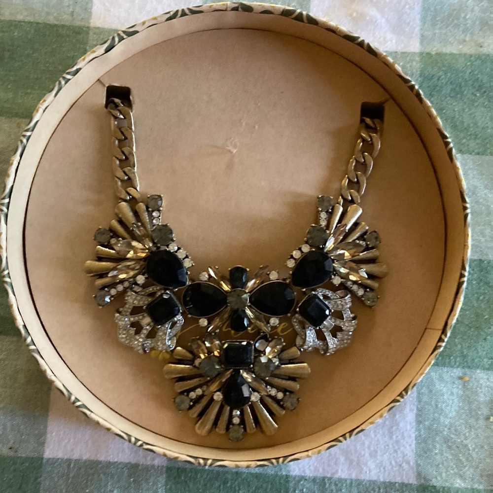 Gorgeous Chloe and Isabel statement necklace!!